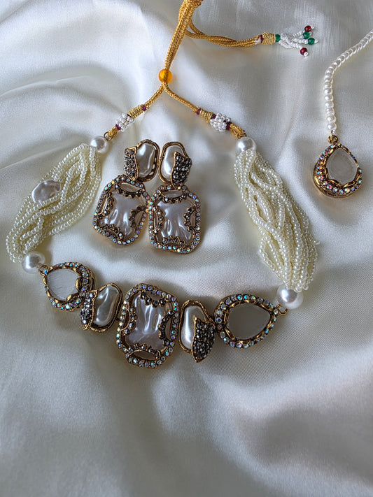 Mahira Statement Pearl Set